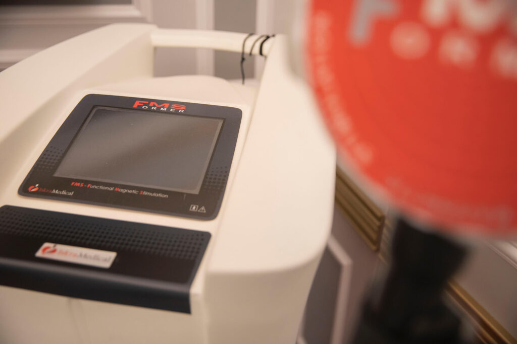 リアルクリニックの医療機器 TESLA Former