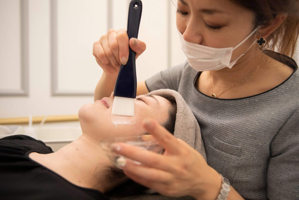 リアルクリニックの施術の様子 ピーリング